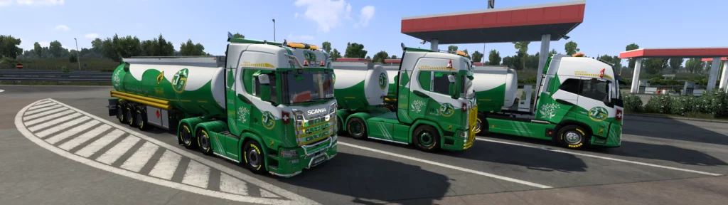 Trois camions Scania Jim Transport aux couleurs vert et jaune stationnés à une station-service suisse dans Euro Truck Simulator 2.