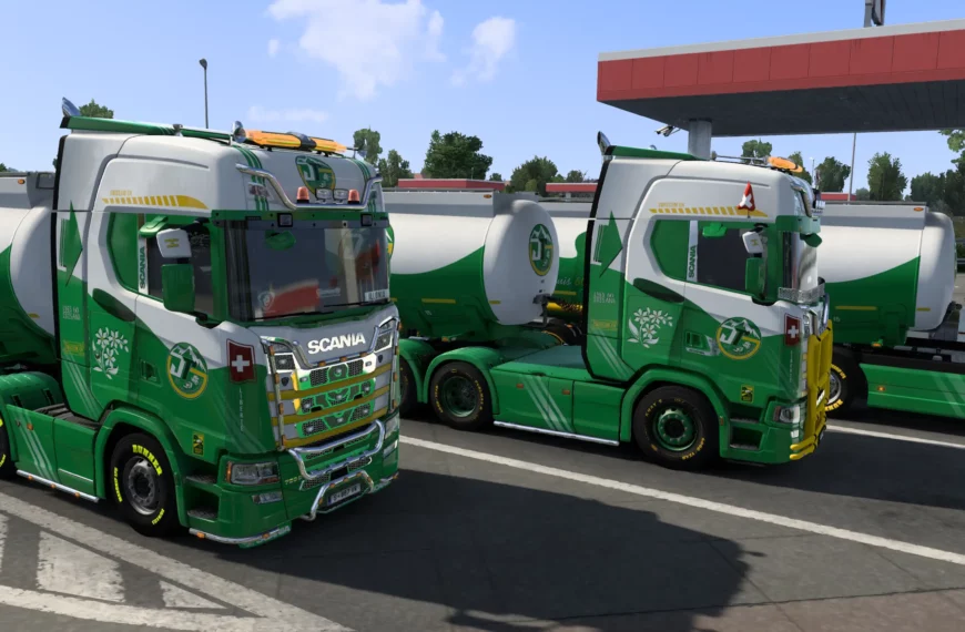 Trois camions Scania Jim Transport aux couleurs vert et jaune stationnés à une station-service suisse dans Euro Truck Simulator 2.