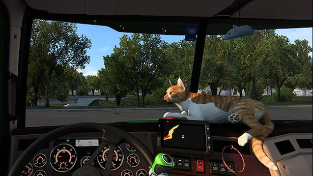 Mod Farsel's Cab Cats pour Euro Truck Simulator 2 avec chat tigré allongé sur le tableau de bord dans la cabine