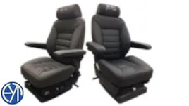 Deux sièges de camion à suspension pneumatique sur fond blanc, illustrant le mod AirSeat Ride pour American Truck Simulator.